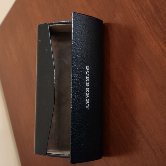 Burberry case + microfiber clothe for sunglasses - Picture 2 of 6
